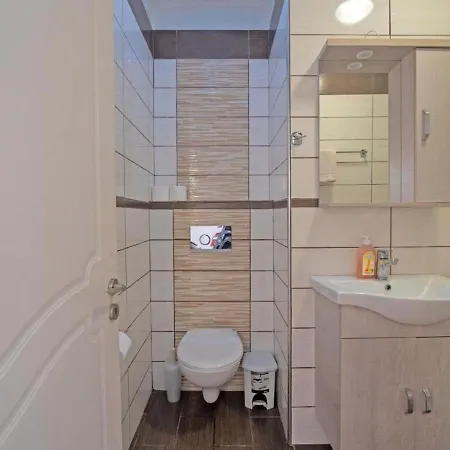 Alluring In With Shared Pool דירה בניטסס