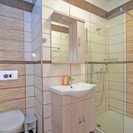 Alluring In With Shared Pool Apartment *